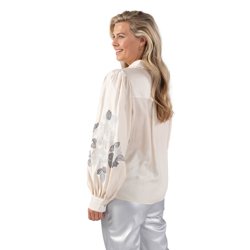 Nukus Dames blouse met embroidery op mouw Off-white